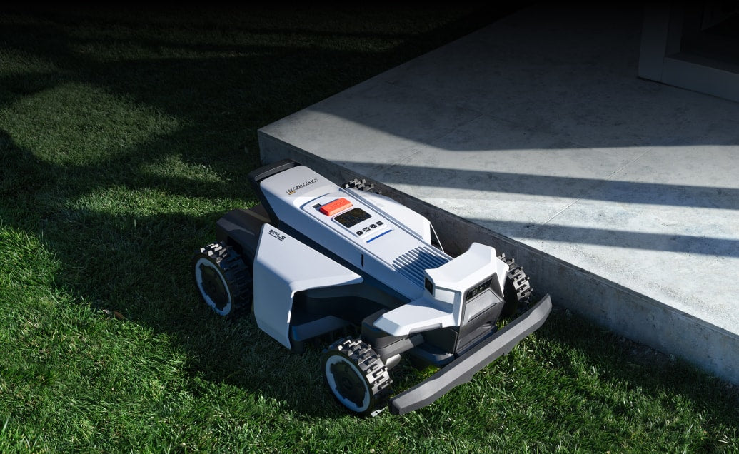 Navimow X4 robotmaaier geparkeerd op het gazon naast een modern terras, klaar voor een energiezuinige maaibeurt.