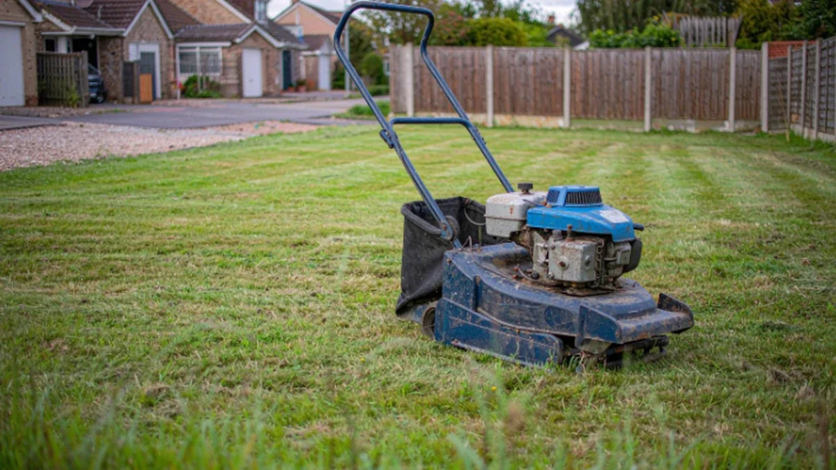 Grasmaaier loopt onregelmatig? Zo vind je de oorzaak — en waarom een robotmaaier dit oplost