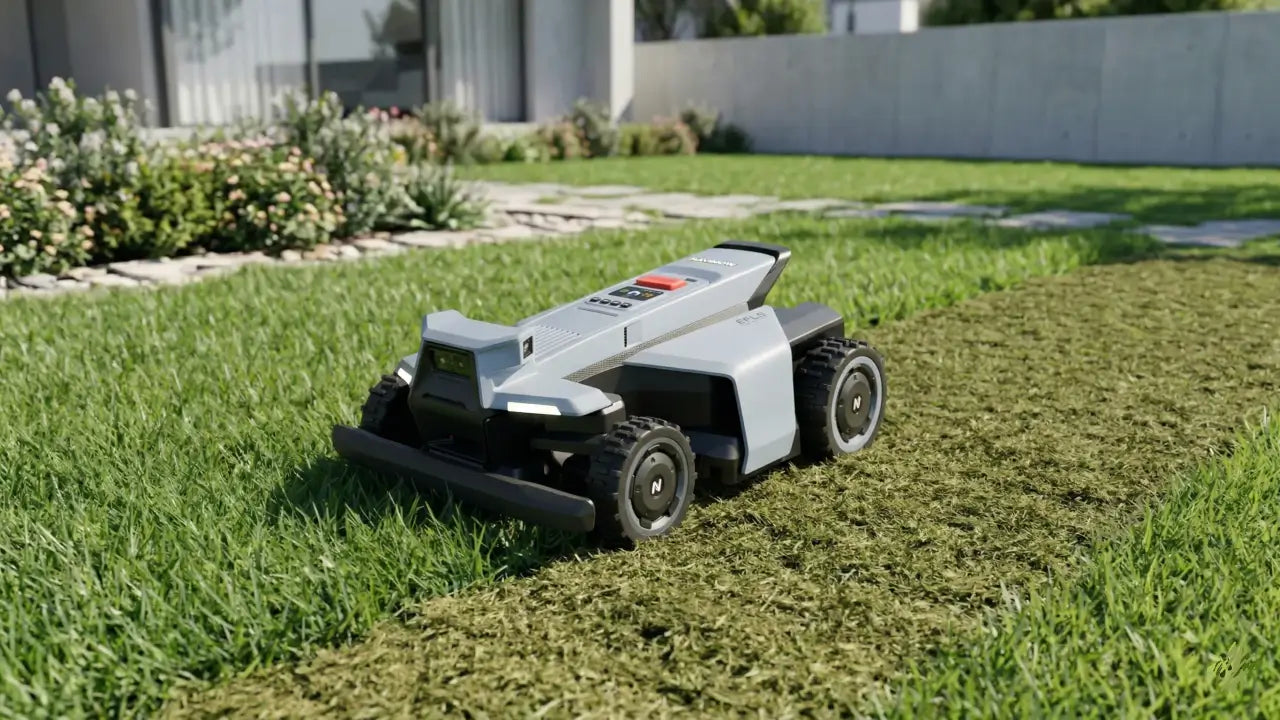 Een robotmaaier rijdt over het gazon en laat een spoor van fijn gemaaide grassnippers achter.