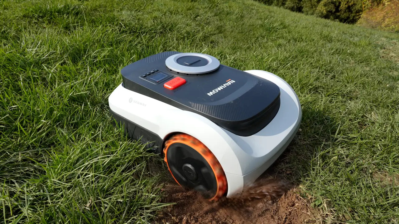 Een robotmaaier onderhoudt het gazon en biedt daarmee een handigere service dan een elektrische grasmaaier.