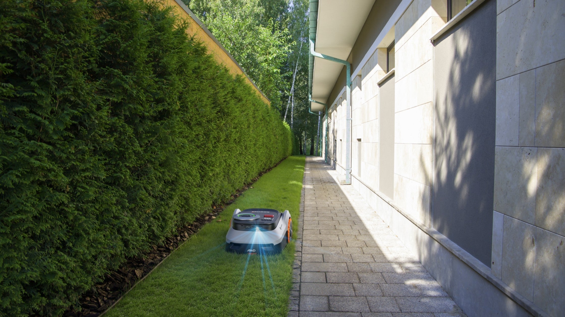 Een compacte draadloze robotmaaier die het gazon van een kleine Nederlandse stadstuin onderhoudt.