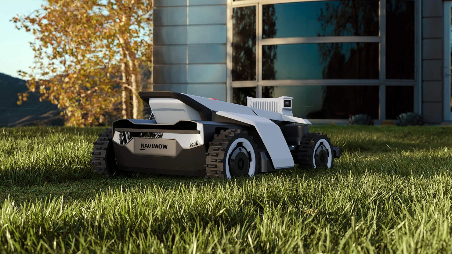 Een robotmaaier maait een gezond groen gazon op de ideale maaihoogte.