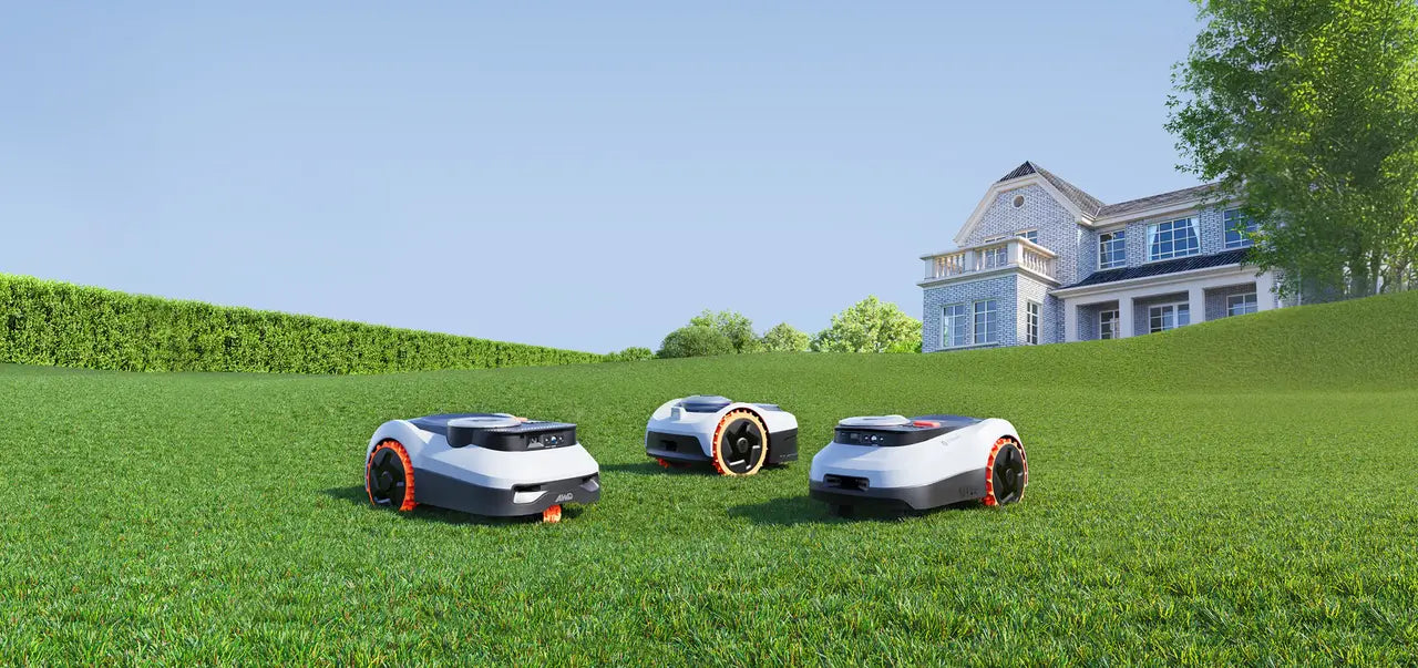 Verschillende modellen draadloze robotmaaiers van Segway Navimow op een groene tuin bij een moderne villa.
