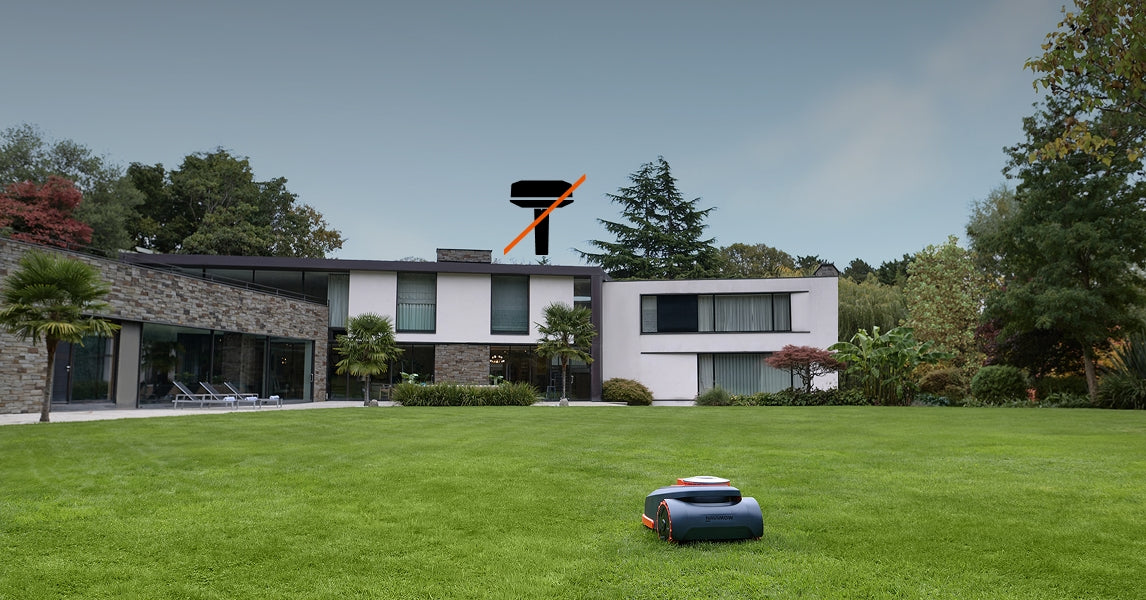 Segway Navimow i105E robotmaaier op een gazon voor een huis.