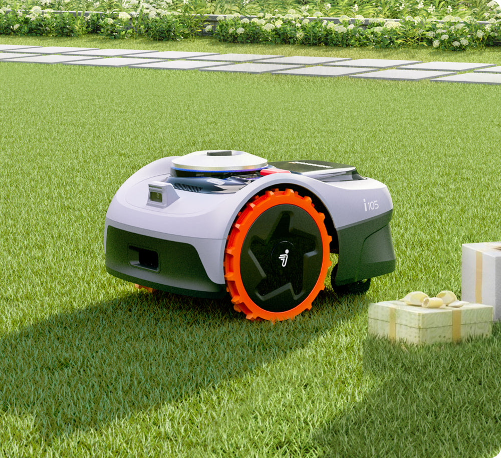 Navimow i105 robotmaaier op een gazon met twee leuke cadeaus.
