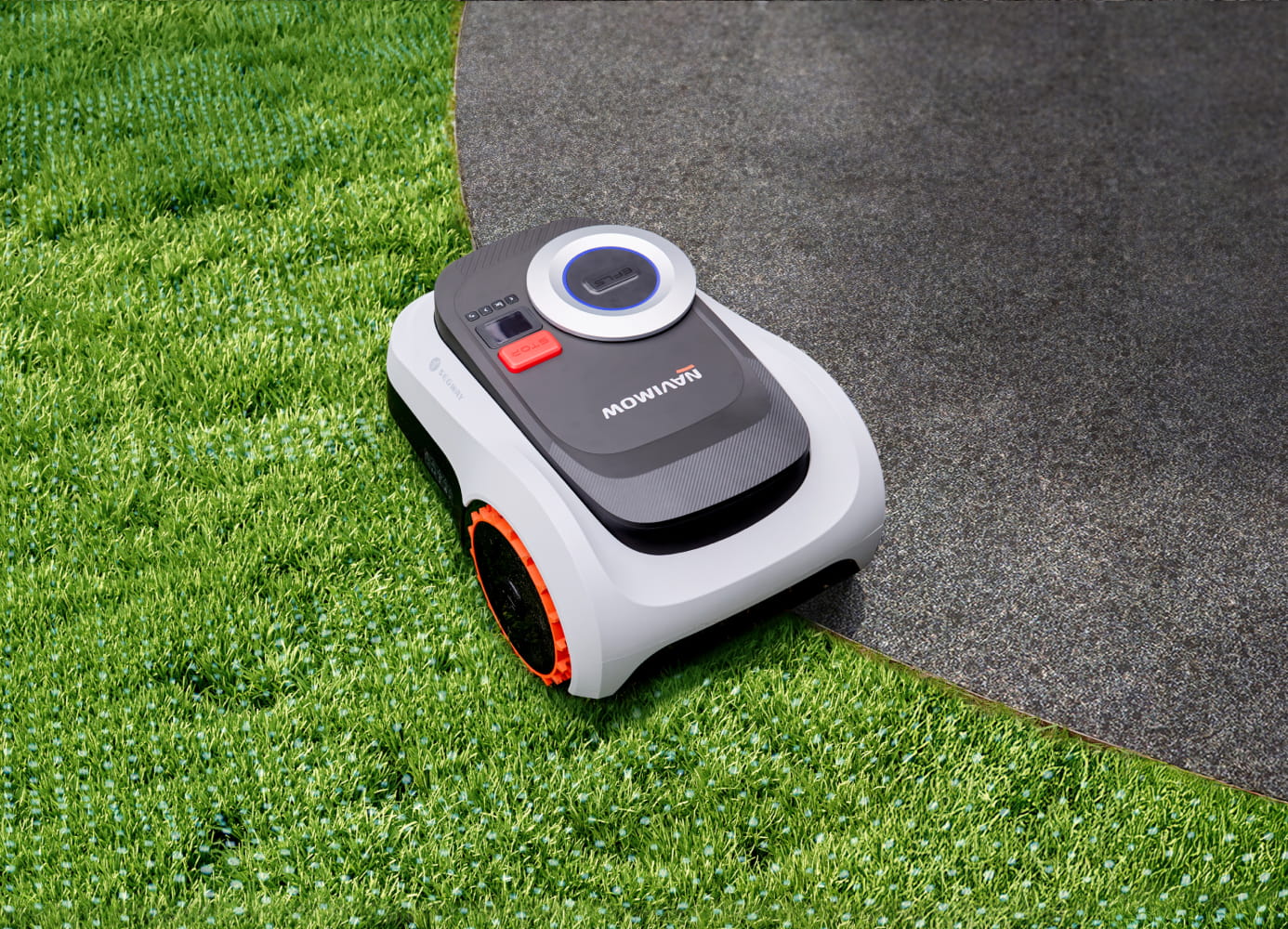 Segway Navimow robotgrasmaaier op een groen gazon bij het terras.