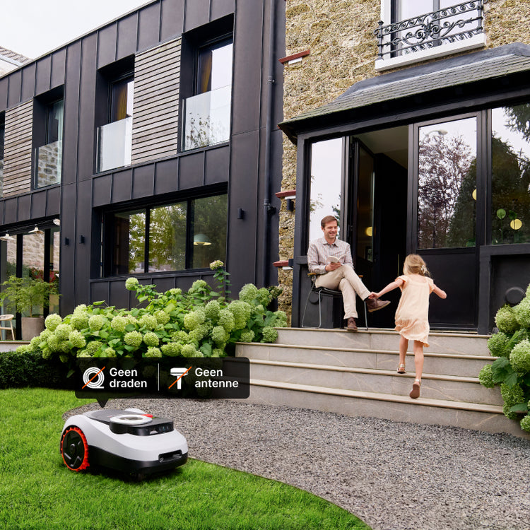 Segway Navimow i105E robotmaaier maait gras voor een modern huis.