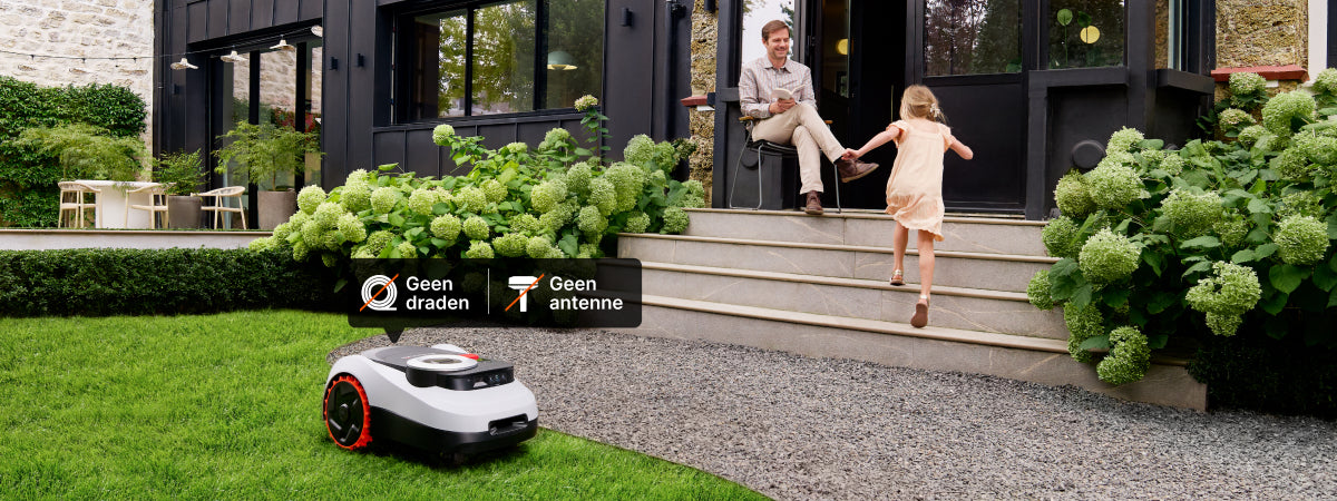 Segway Navimow i105E robotmaaier op het gazon bij een huis.