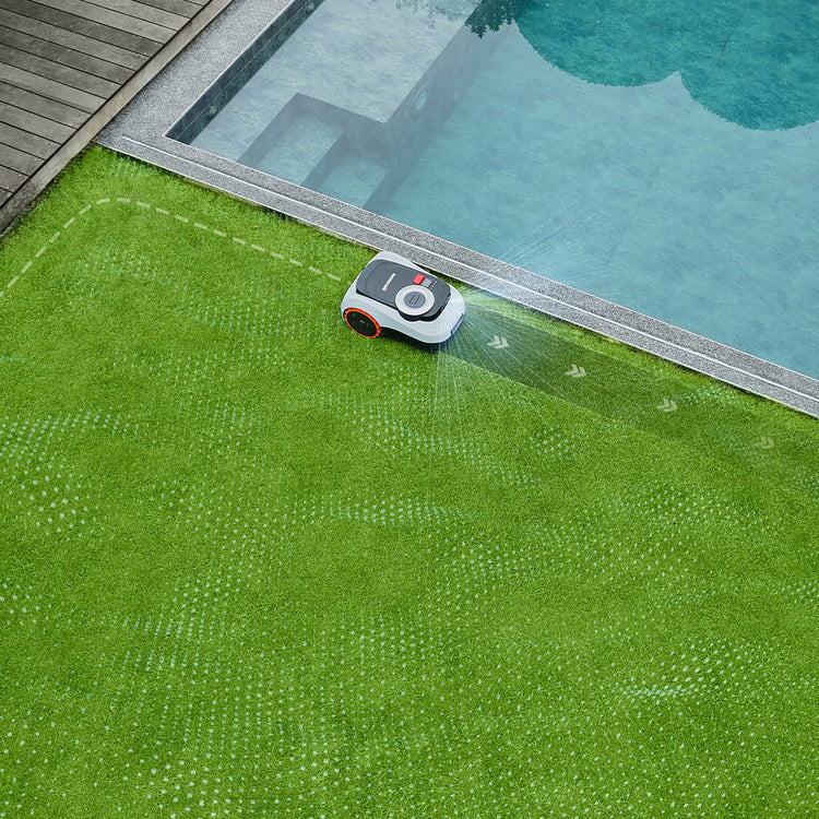 Navimow i105E robotmaaier maait gras bij een helder blauw zwembad.