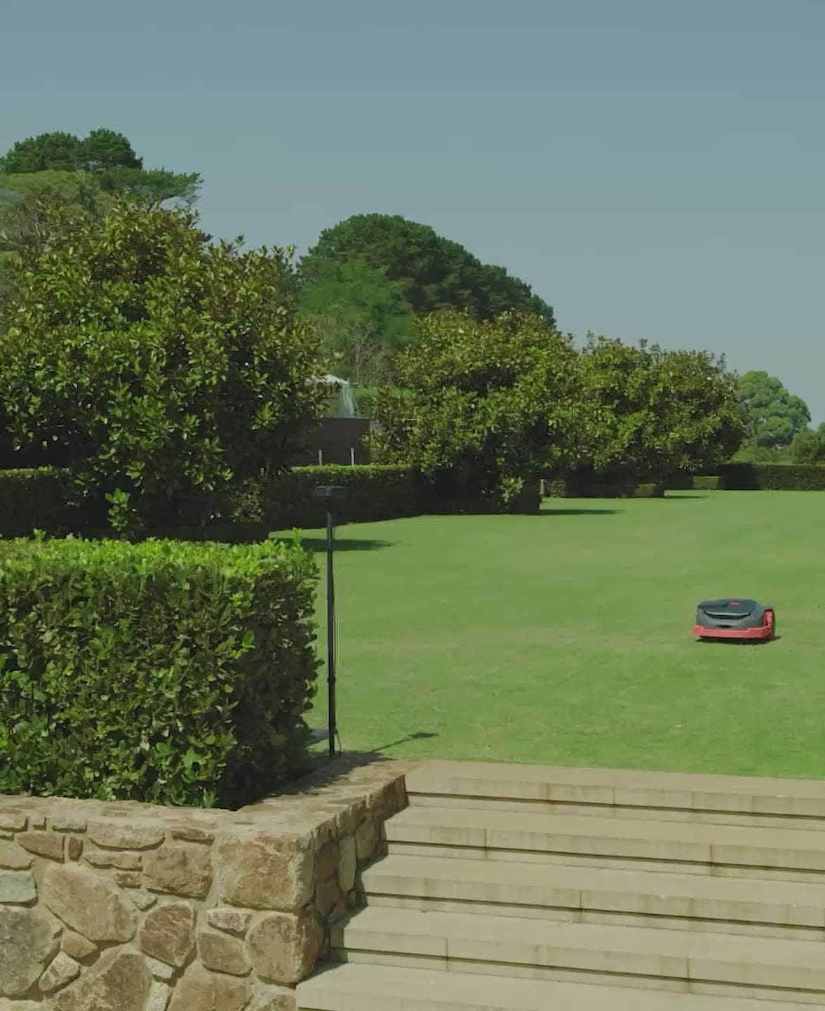 Laad video: <p>Supports dual RTK signals³ with an upgrade to triple-frequency observation for extended coverage and unbeatable stability in challenging conditions, making it the perfect solution for front and back yards.</p>