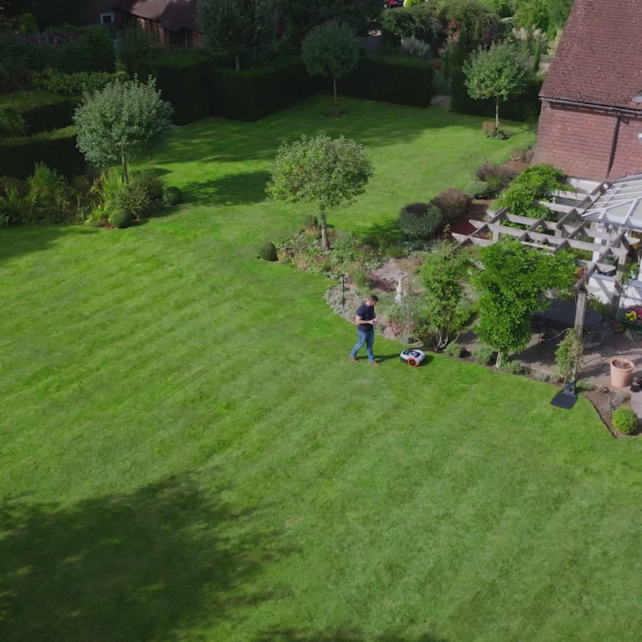 Laad video: <p>Ontdek de perfecte plek voor uw oplaadstation en antennebasis met onze geavanceerde antenne locatiezoeker. Ontvang op maat gemaakte aanbevelingen voor optimale installatie, zodat u een snelle, naadloze en verrassend efficiënte start van uw Navimow gazononderhoudsreis kunt garanderen.</p>